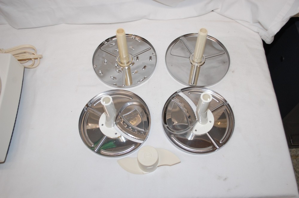 CUISINART DLC-10E Food Processor with Multiple blades Preowned Works Great