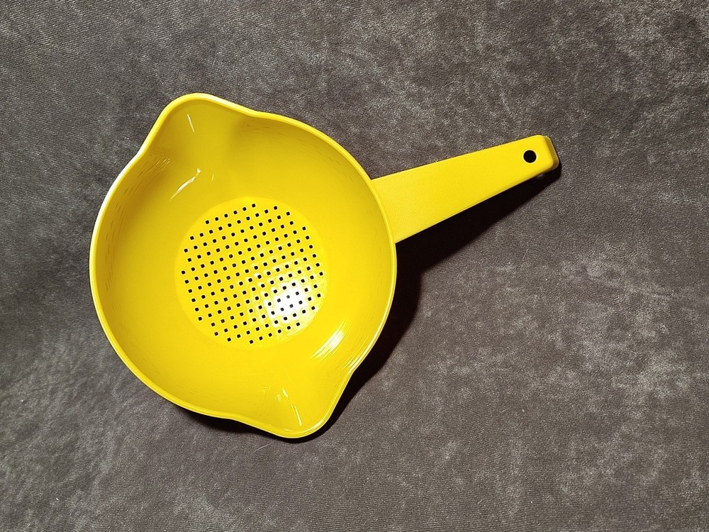 EUC Vintage Tupperware #1200 Yellow 1 Quart Strainer Colander