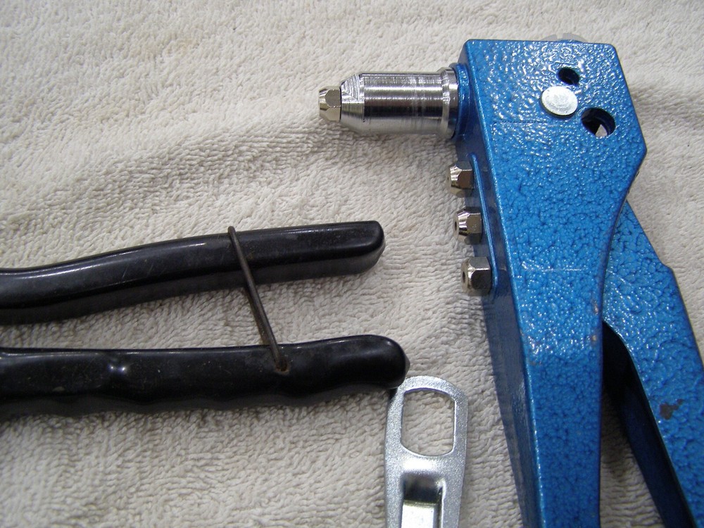 4 Rivet Guns 2 Pop Rivet USM 2 Unmarked 1 blue one missing pin + Some Rivets