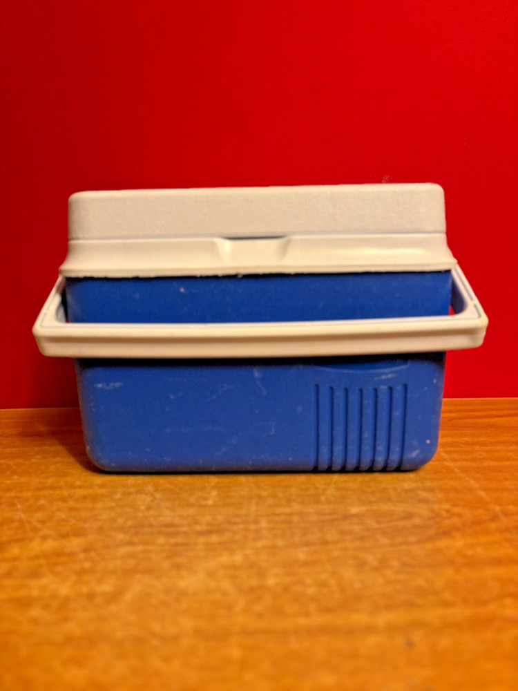 Rubbermade Personal Size Cooler Model 2905