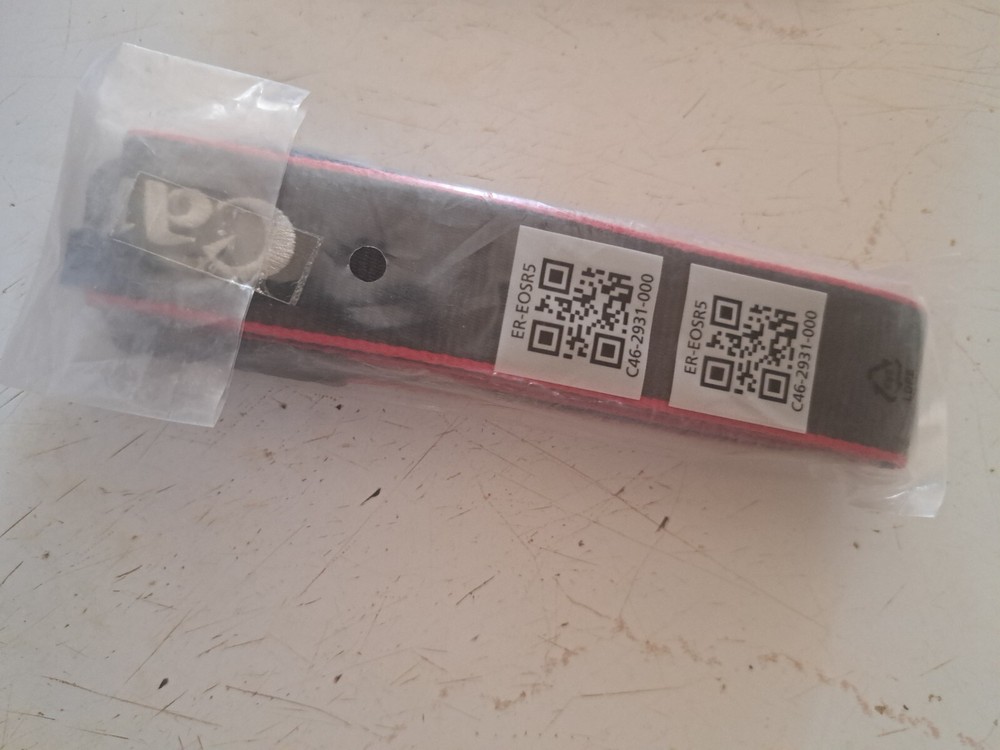 Canon E-5811 Lens Cap & EOS R5 strap