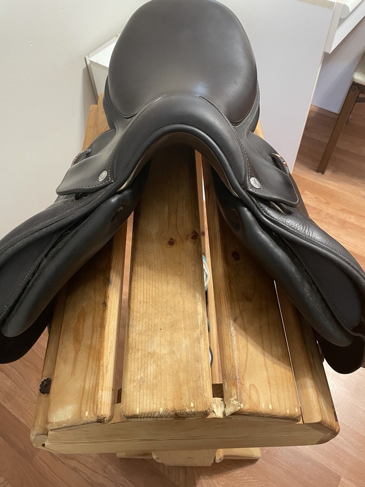 16” Voltaire Welli Jump Saddle