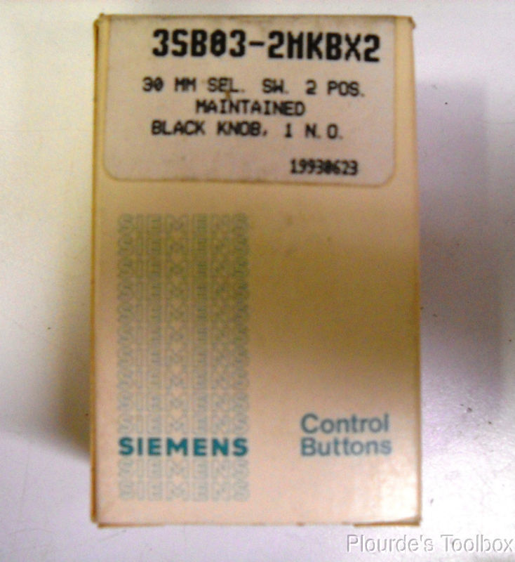 New Siemens 2-Postion Selector Switch 3SB03-2MKBX2