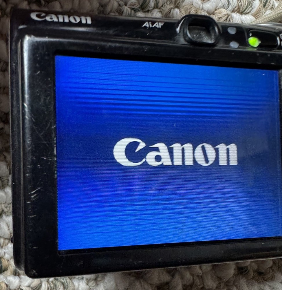 Canon PowerShot SD700 IS Camera Bundle with Case, Charger, Cables, Bag