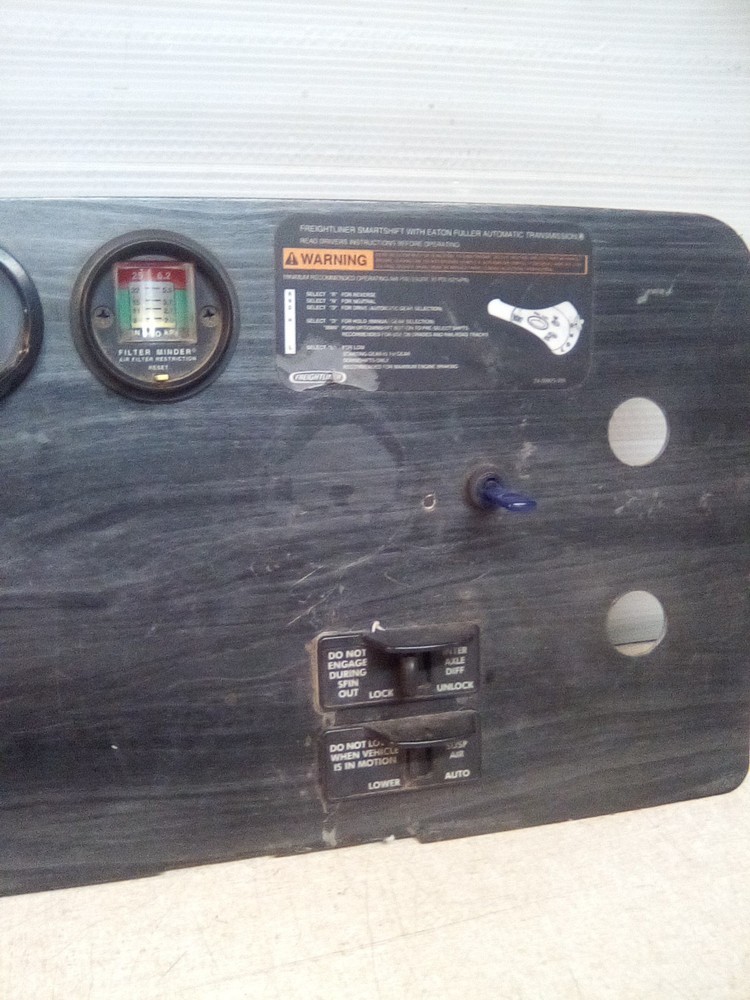 2006 Freightliner Columbia Gauge And Switch Panel