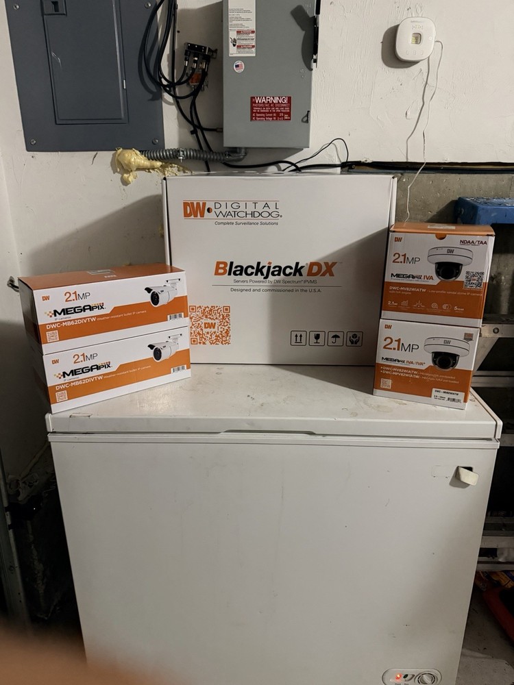 New Digitial Watchdog Blackjack Dx Server W/Licenses + 4 Camera Complete System