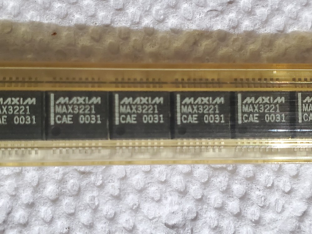 Maxim MAX3221CAE Integrated Circuit RS-232 Interface