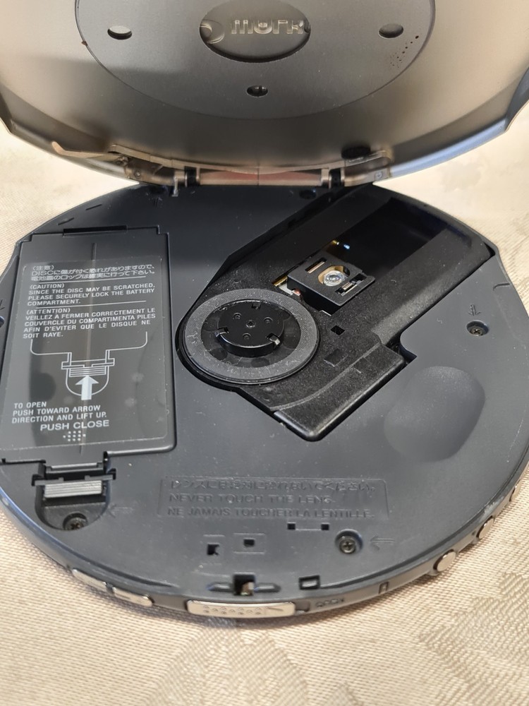 SONY Walkman D-EJ915 CD Player & Battery Case