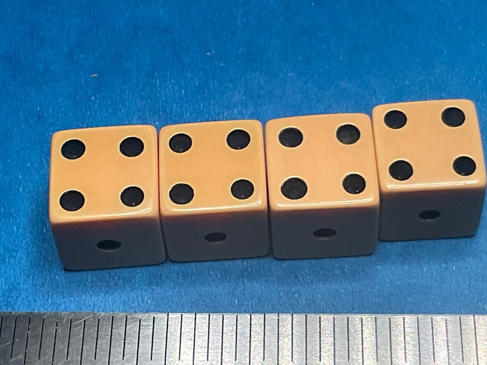 SET OF 4————- BAKELITE DICE———B-90
