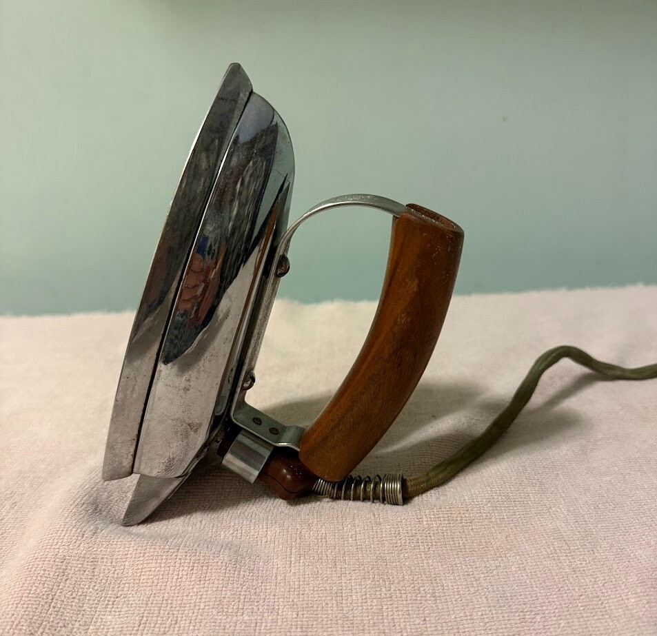 Vintage Manning Bowman Iron with Cord