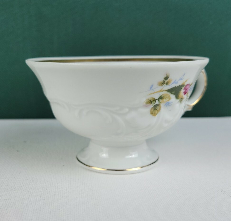 Pompadour Rose by Walbrzych Teacup - Embossed Scroll, Pink Roses