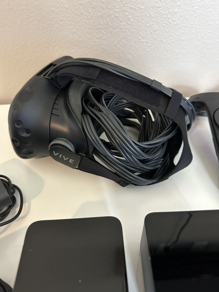 HTC Vive VR Headset Complete Set Full Kit System Steam VR PC Virtual Reality