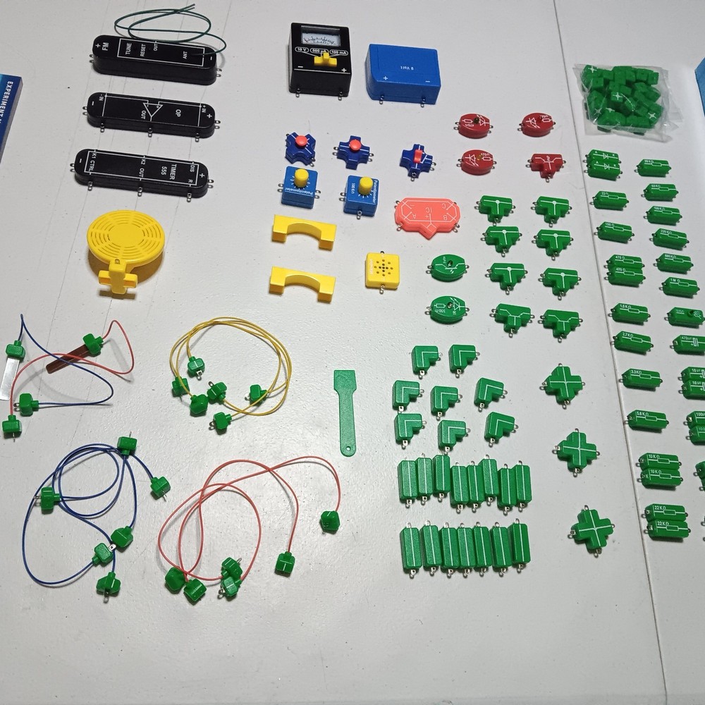 Thames & Kosmos Electronics Advanced Circuits Experiment Kit 141 Piece ages 10+