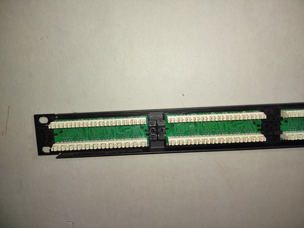 AMP NetConnect Universal Wiring Cat 5E 1U 24 Port Patch Panel