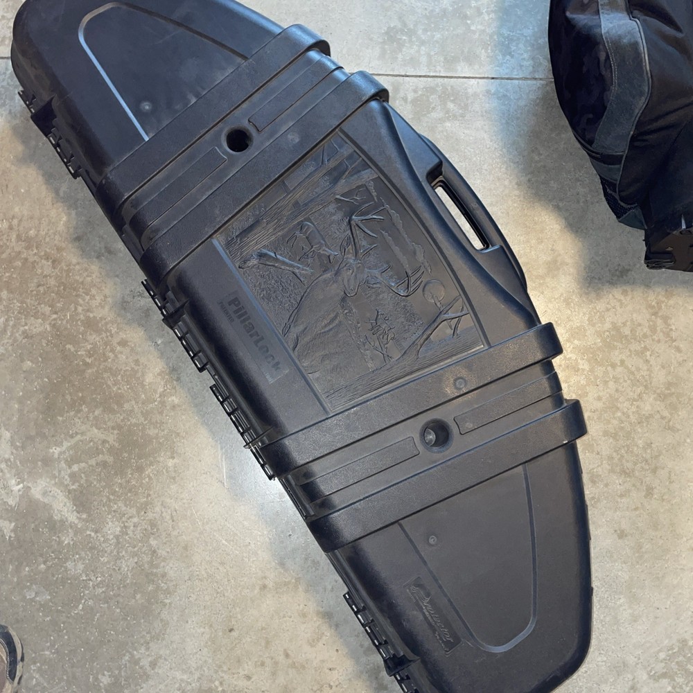 Plano Protector Series 49” Black Bow Case - Mod.#￼1111 (Read missing 1 Latch)￼￼