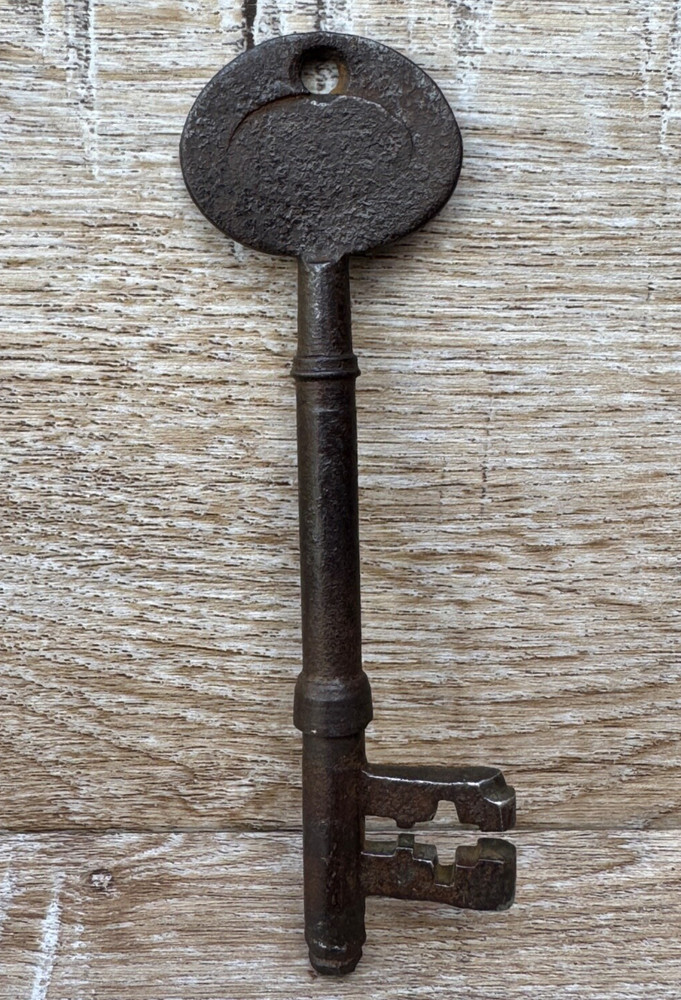 ANTIQUE METAL KEY LARGE