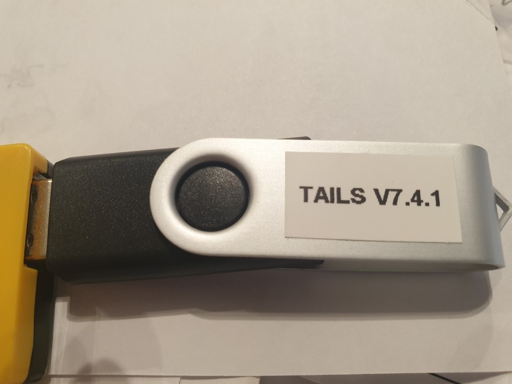 Linux Tails 7.4.1, 64-bit, Bootable Live USB Flash Drive - Leave No Trace
