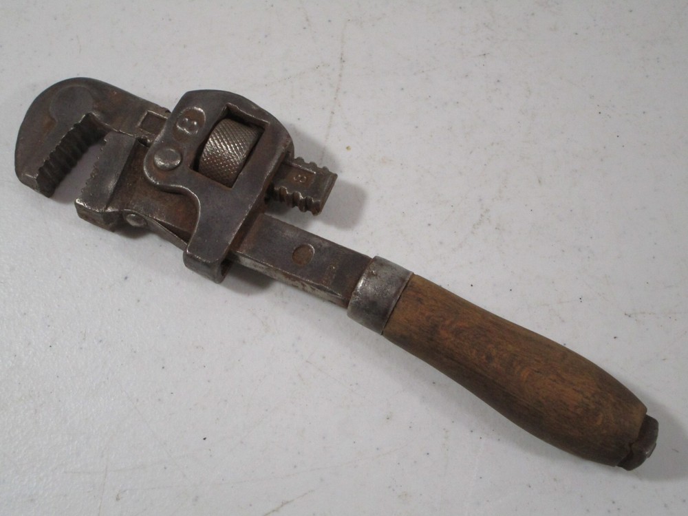 VINTAGE STILLSON WOOD HANDLE 8" PIPE WRENCH
