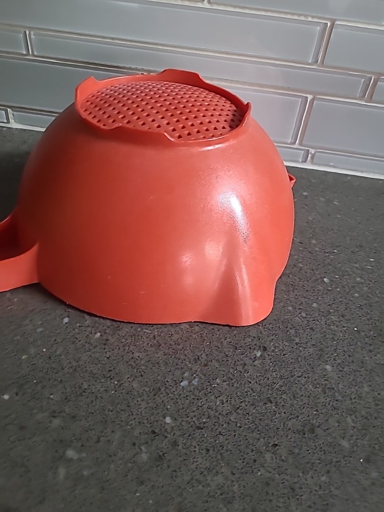 Vintage Tupperware #1523-2 Large 2 Quart Colander Strainer w/ Handle RED-ORANGE
