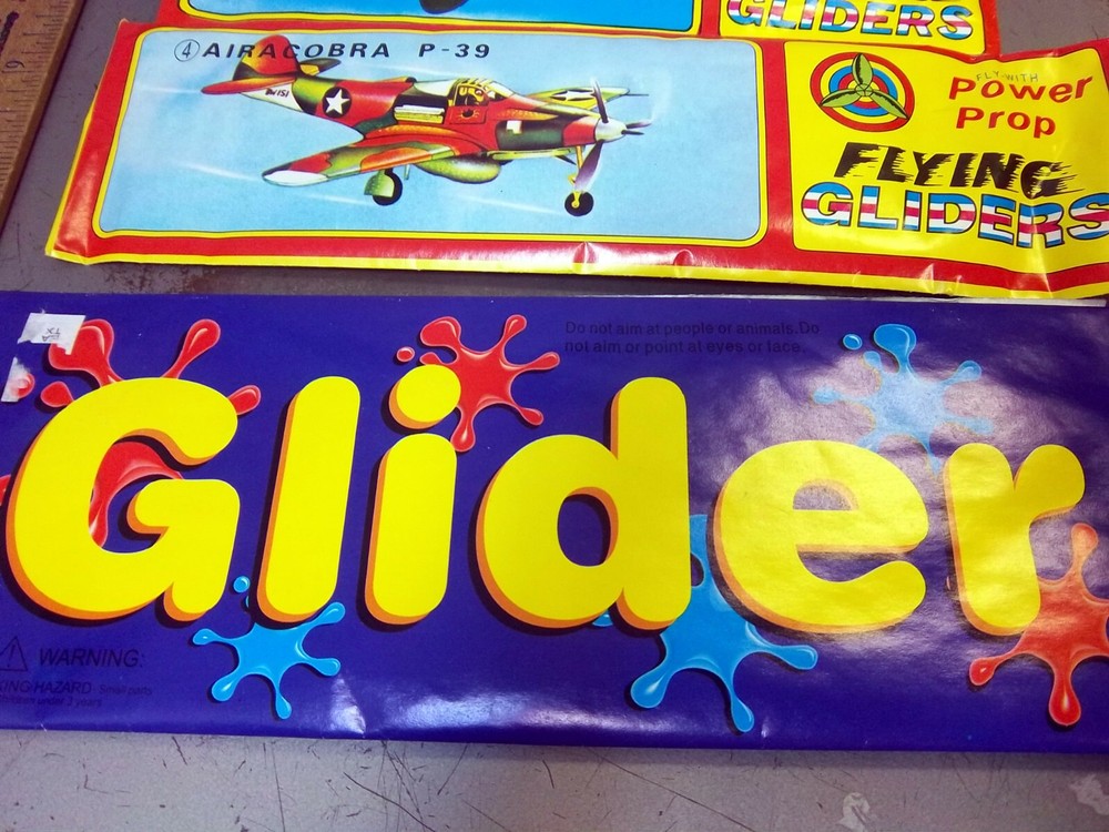 4 different FLYING GLIDERS kits, new in packages, DINOSAURS, Fighters, generic