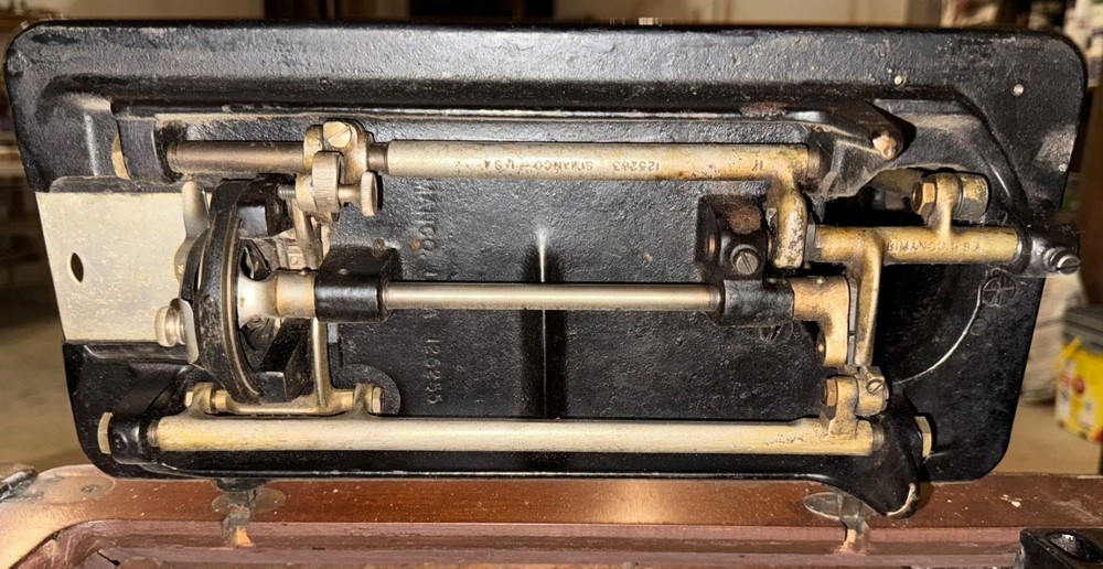 Antique 1938 Singer Sewing Machine/Accessories