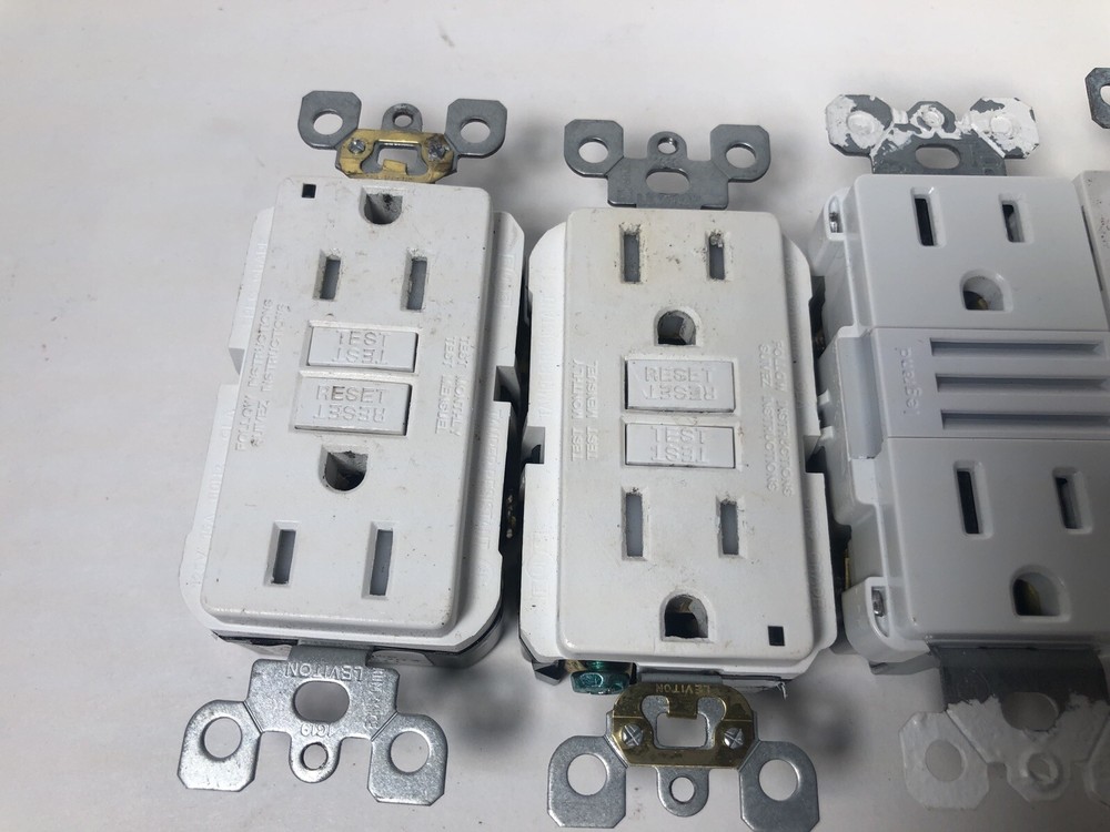 Leviton and mixmatch bundle 5 plugs - GOOD