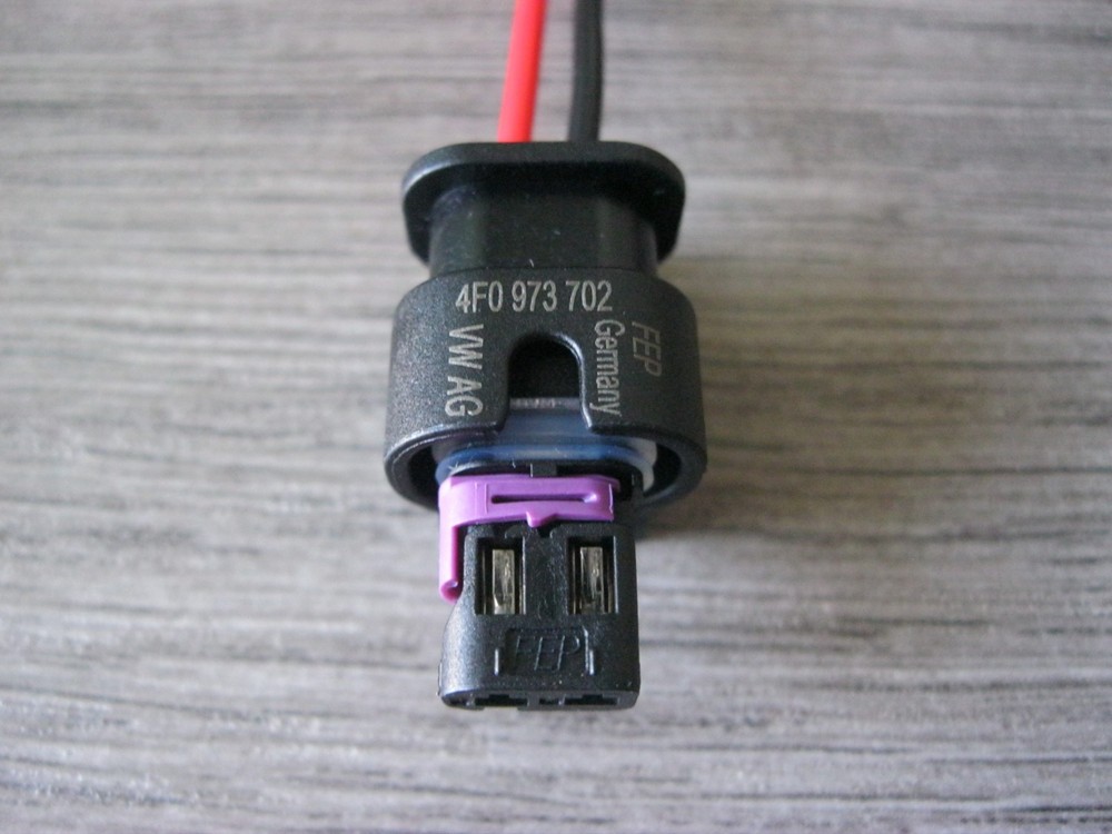 AUDI Battery Monitoring Module / Cable Connector Pigtail Plug Socket 4F0973702
