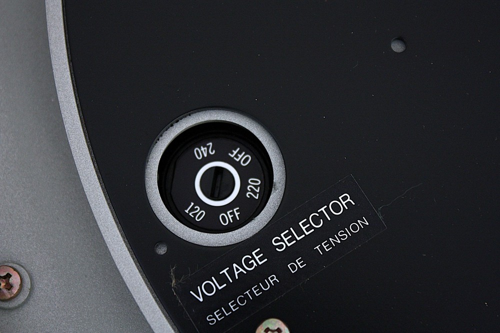 DENON DP-62L TURNTABLE - PLINTH DAMAGE