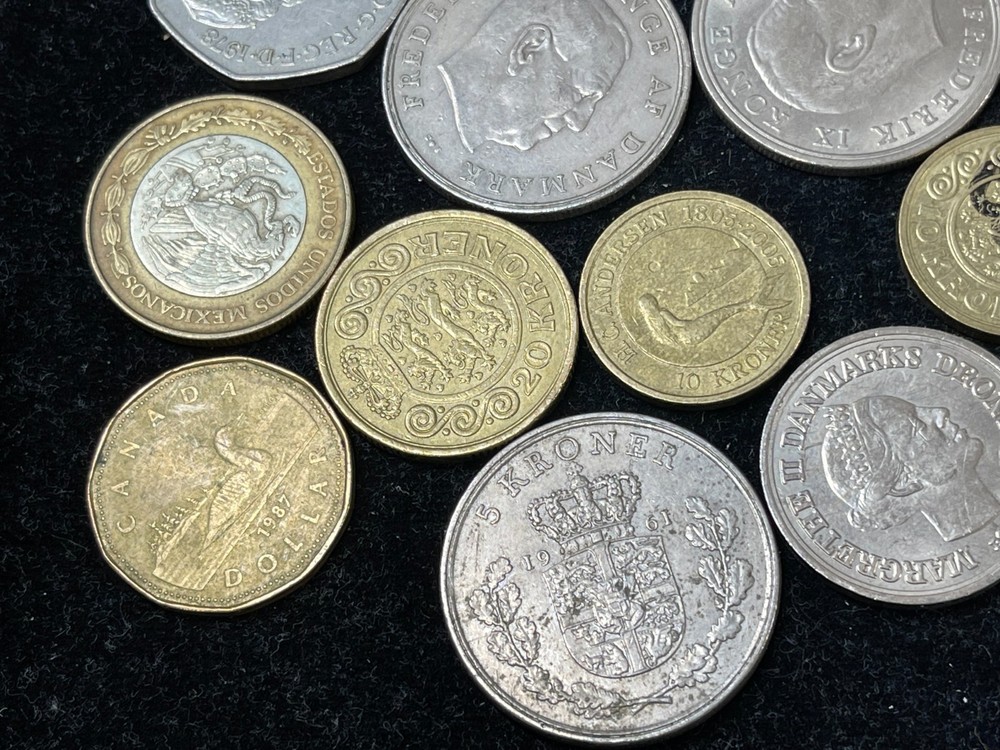 Assorted World Foreign Coins Exchangeable 101825