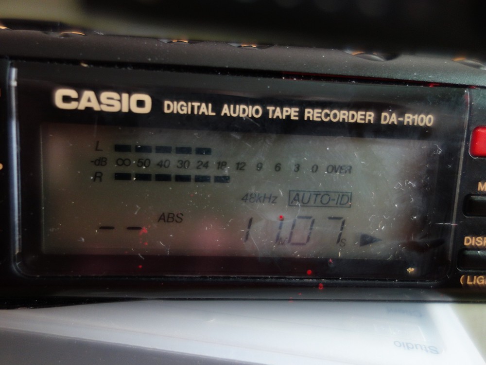CASIO DA-R100 poirtable DAT recorder player w/power supply