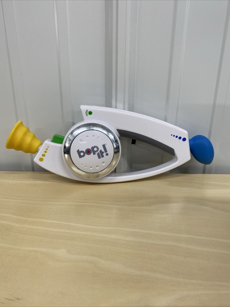 Bop It! Shout It Electronic Handheld Game Twist Pull White Hasbro 2008 Works