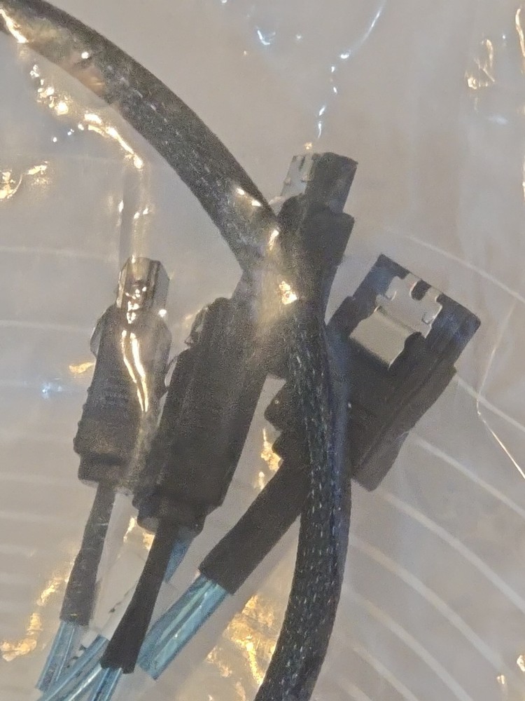 Cable Matters Mini-SAS SFF-8087 to 4x SATA Forward Breakout Cable - 0.5m