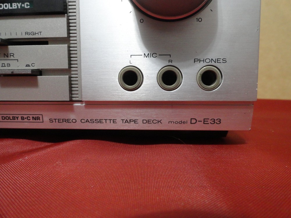 CASSTTE DECK PLAYER (HITACHI D-E33 & SHARP RT-150) FOR PARTS