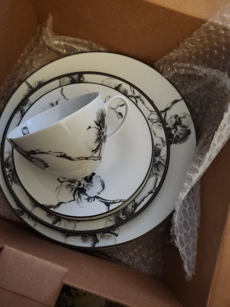 Michael Aram Black and white 5 Piece Place Setting Dinnerware New/Original Box