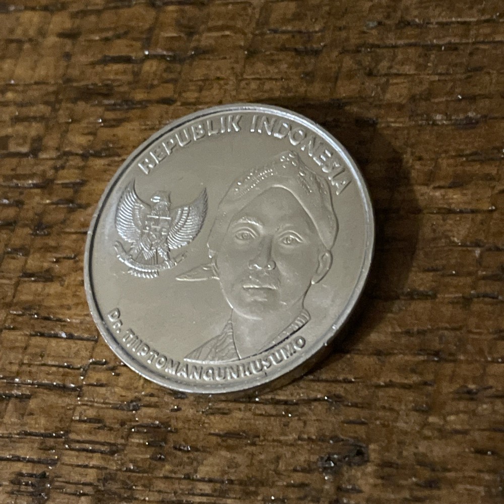 200 Indonesian Rupiah coin,