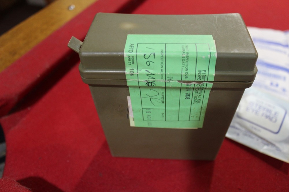 U S MILITARY SURPLUS INDIVIDUAL FIRST AID KIT W/INSERT POUCH BANDAGE BELT CLIP