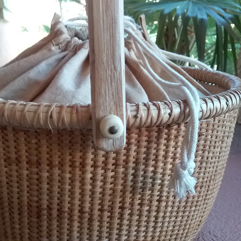BASKET NANTUCKET STYLE ROUND SHAPE BASKET PURSE HANDLE FABRIC LINING PLUS TIE