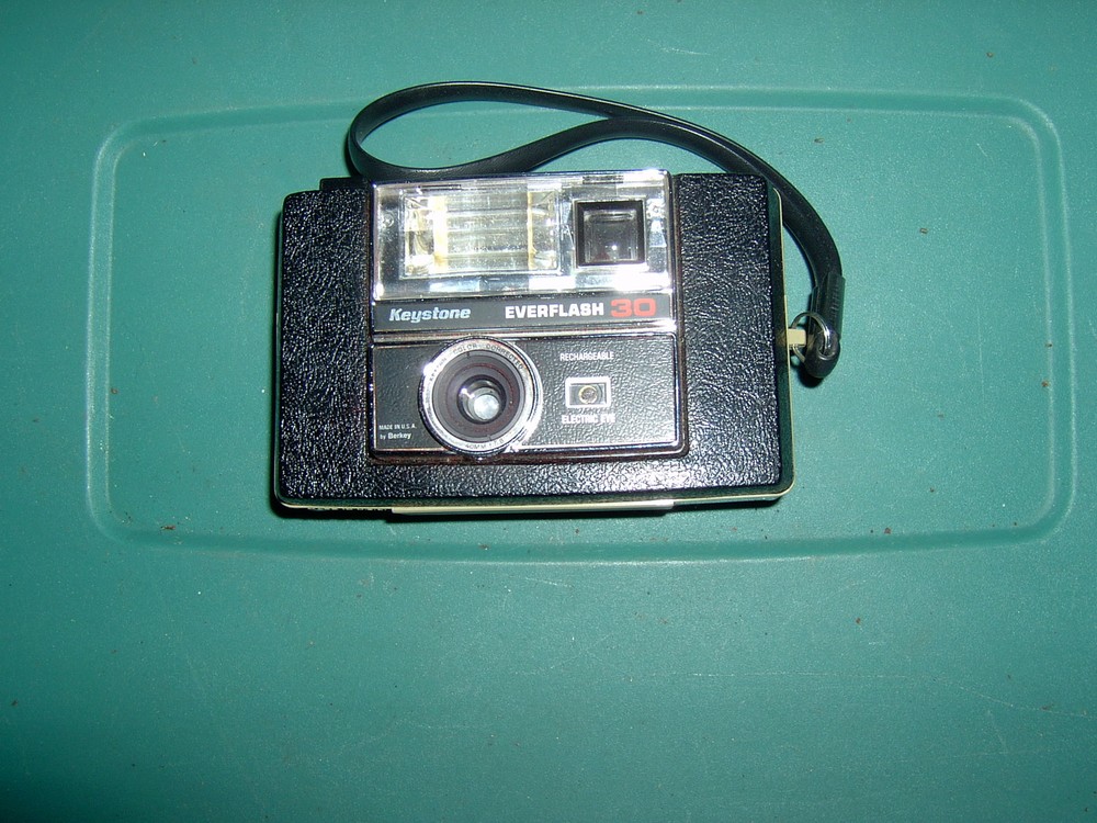 VINTAGE KEYSTONE EVERFLASH 30 CAMERA BY BERKEY WITH STRAP