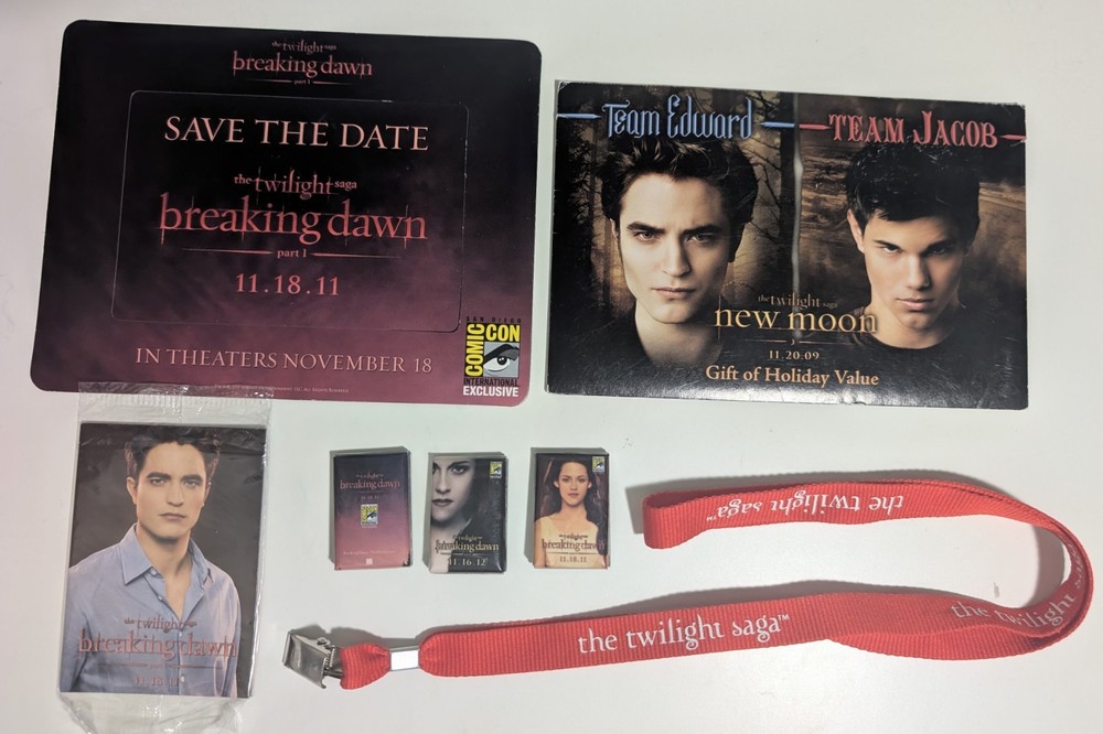 Comic Con SDCC 2011 Promotional Pins button trading cards Twilight Breaking Dawn