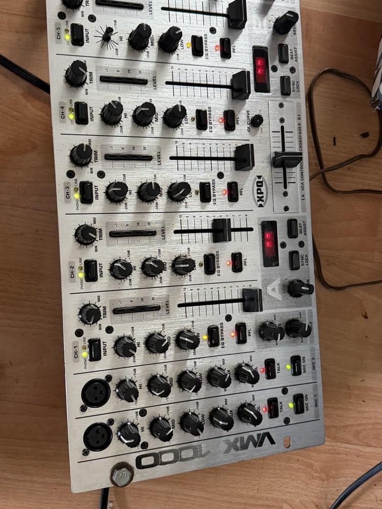 Behringer VMX 1000 Pro DJ Mixer