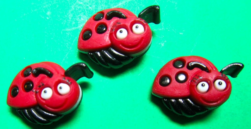 (3) 3/4" LADYBUG INSECT PLASTIC SHANK NOVELTY CRAFT EMBELLISHMENT BUTTONS (Q442)