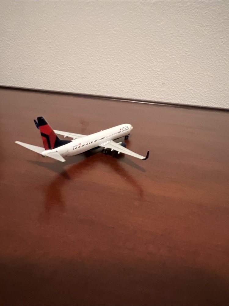 Delta 737-800 1:400 Scale