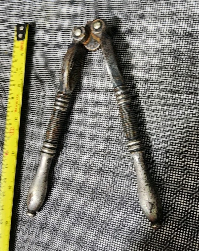 ANTIQUE DOUBLE HINGED WELL-WORKING DISTRESSED SOLID CAST IRON NUT CRACKER 💪🌰