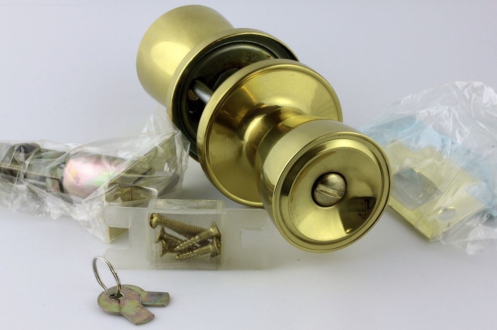 Contractor Class Solid Brass Bed And Bath Locking Door Knob Set