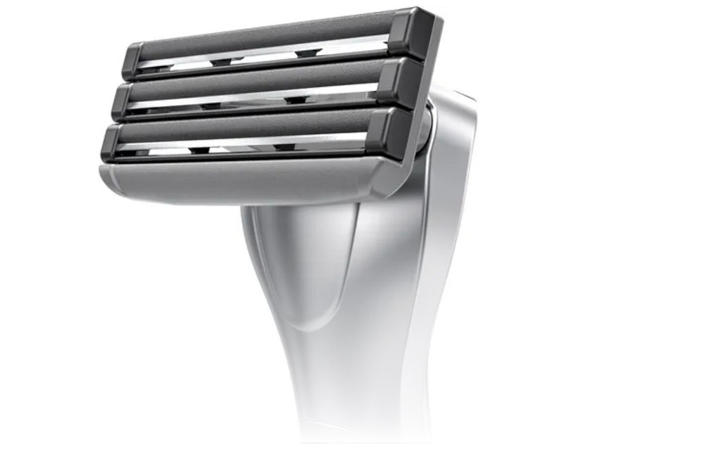 Defender Razor with 8 Sensitive refill cartridges