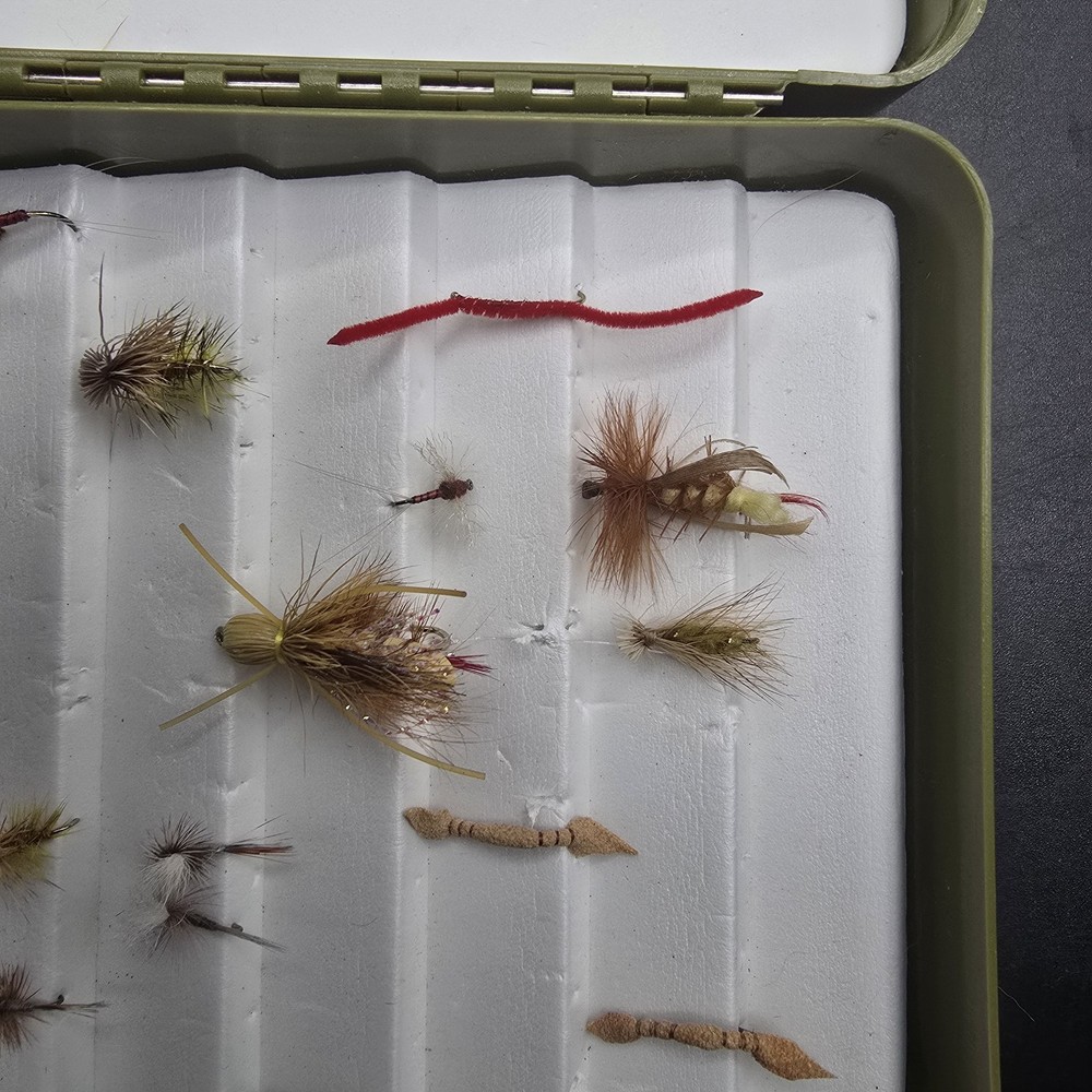 white river fly box with 27 Flys Pluse Extra Case
