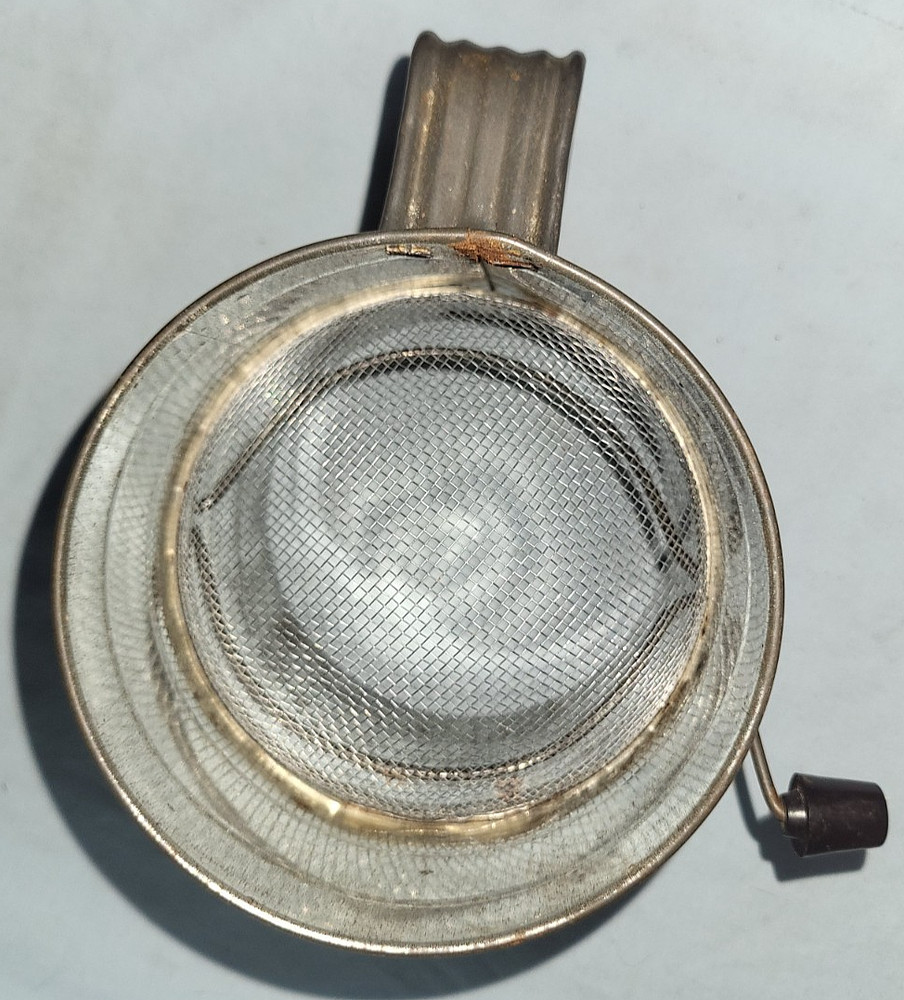 Bromwell's Three Cup Measuring Sifter Apples Design