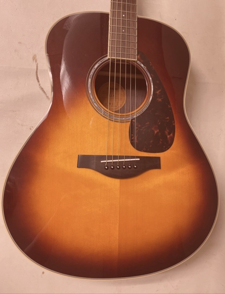 Yamaha LL6 Jumbo. Solid Engleman Spruce Top