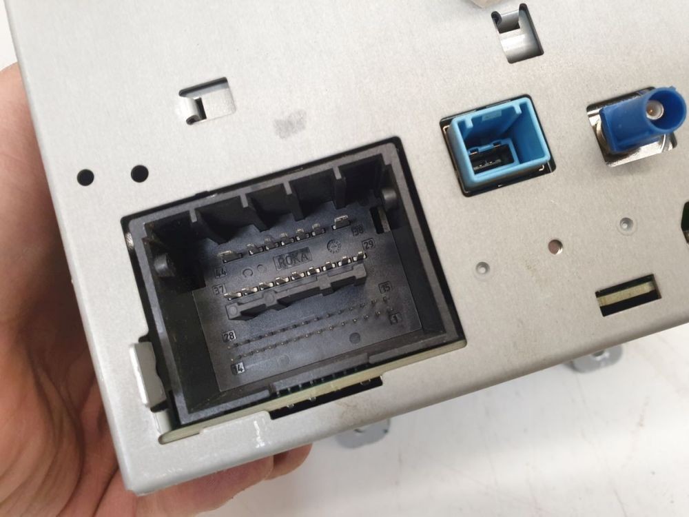 Radio/Navigation System Combination This radio requires a CODE, CODE