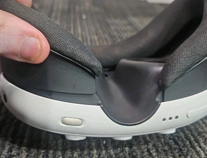 Meta Quest 3 S3A Virtual Reality Headset + 2 Controllers - READ